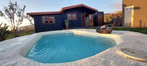 een zwembad voor een huis bij Villa Los Guirres in Tazacorte