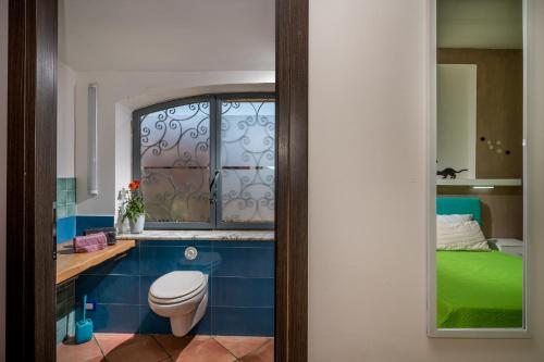 a bathroom with a toilet and a window at Villa Gagliardetta in Castellammare del Golfo