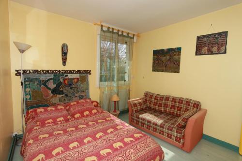 1 dormitorio con 1 cama, 1 sofá y 1 silla en maison piscine, en Dompierre-sur-Mer
