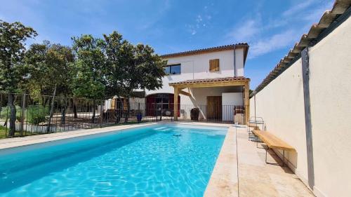 une piscine dans l'arrière-cour d'une maison dans l'établissement Mas de la Roncière, à Sorgues