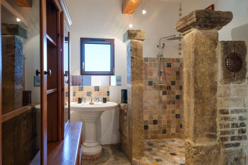 une salle de bain avec un lavabo et une douche dans l'établissement Mas de la Roncière, à Sorgues