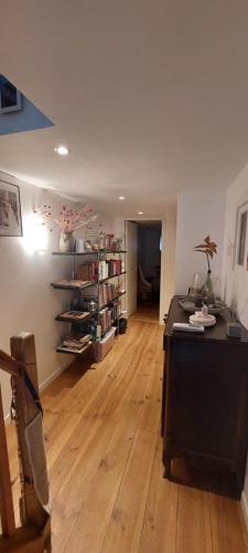 un salon avec un bureau et un parquet dans l'établissement Bordeaux Tranquility, à Bordeaux