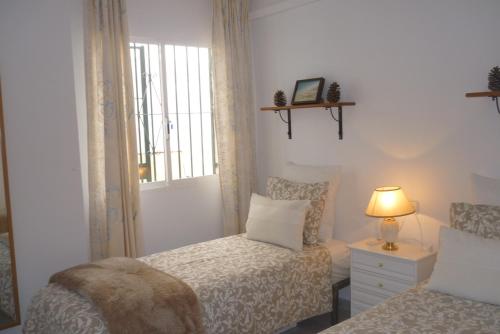 ein kleines Schlafzimmer mit einem Bett und einem Fenster in der Unterkunft Golf views 2 bed El Mirador De Calahonda in Mijas Costa