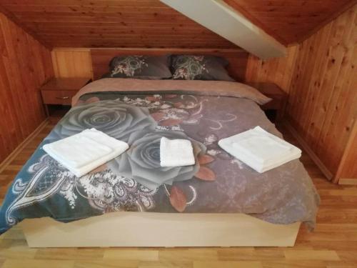 ein Schlafzimmer mit einem Bett in einem kleinen Zimmer in der Unterkunft Green Loft Apartment-Rose in Sliven