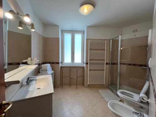 Ванная комната в Appartamenti Baia Azzurra 3.