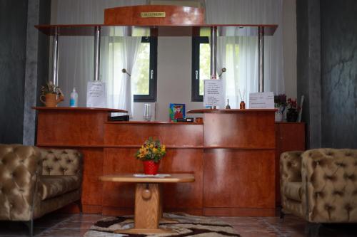 barbería con banco, mesa y sillas en Hotel Casa Italia en Calafat