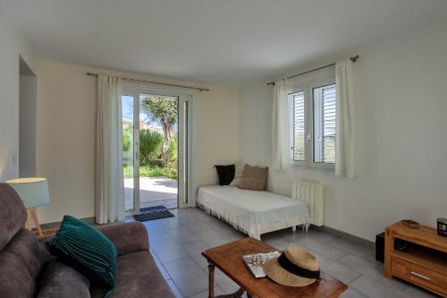 un salon avec un canapé et une table dans l'établissement Casa Les Oliviers, à Santa-Maria-di-Lota
