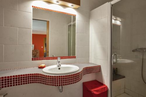 une salle de bain avec un lavabo et un miroir dans l'établissement Casa Les Oliviers, à Santa-Maria-di-Lota