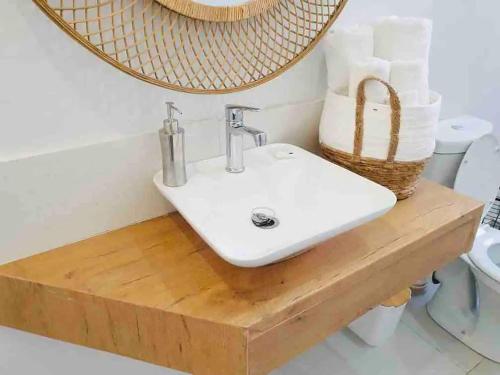 - Baño con lavabo y una cesta en una mesa en Contemporary 2 bed in Suburbs - 2080 en Bulawayo