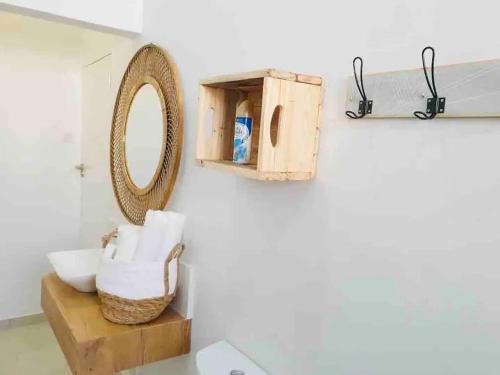 baño con espejo y estante con toallas en Contemporary 2 bed in Suburbs - 2080 en Bulawayo