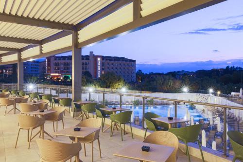 restauracja ze stołami i krzesłami na balkonie w obiekcie SIDE STELLA ELİTE RESORT&SPA w Side