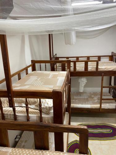 Letto o letti in una camera di Sanaa Hostel