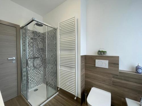 bagno con doccia e servizi igienici. di Appartamento La Baita Case Sondrio Fiume - Affitti Brevi Italia a Sondrio