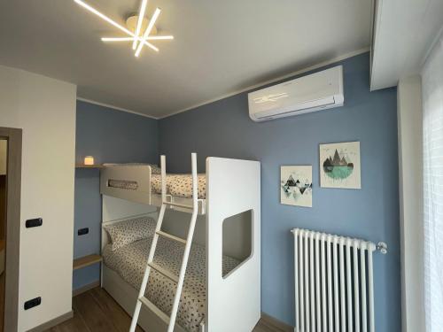 una camera con letto a castello e ventilatore a soffitto di Appartamento La Baita Case Sondrio Fiume - Affitti Brevi Italia a Sondrio
