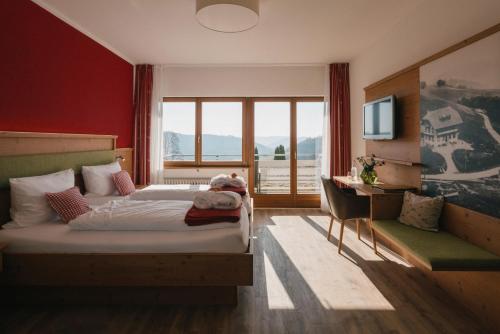 ein Hotelzimmer mit 2 Betten und einem TV in der Unterkunft Berghotel Wiedener Eck in Wieden