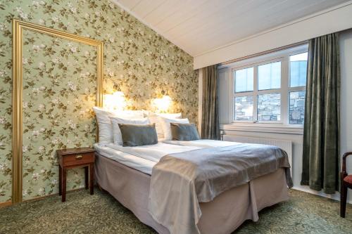 a bedroom with a large bed and a window at Kronen Gaard Hotel in Sandnes