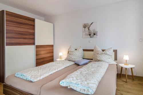 twee bedden naast elkaar in een slaapkamer bij Turmgarten in Überlingen