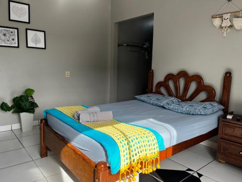 um quarto com uma cama com uma estrutura em madeira em Apartamento INTEIRO próximo ao Aeroporto em Marabá