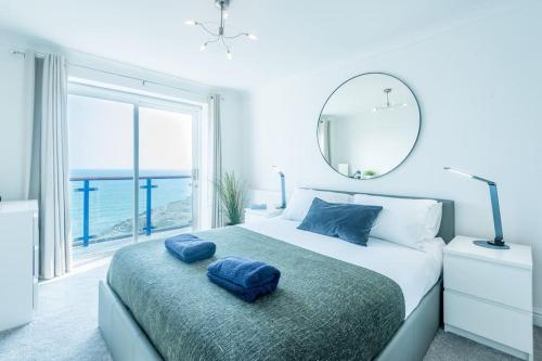 A bed or beds in a room at Ocean view penthouse