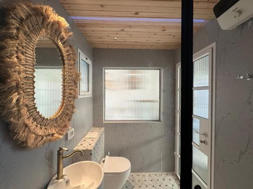 uma casa de banho com um lavatório e um espelho em zuma em Netanya