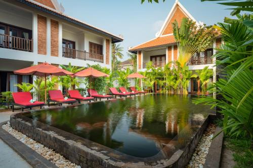 Bopha Watbo Residence — Pool view