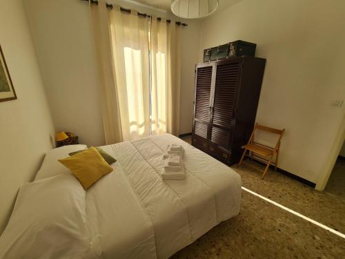 um quarto com uma grande cama branca com almofadas amarelas em Santa 139 by PortofinoVacanze em Santa Margherita Ligure