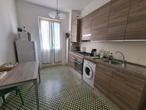 uma cozinha com um frigorífico e uma máquina de lavar roupa em Santa 139 by PortofinoVacanze em Santa Margherita Ligure