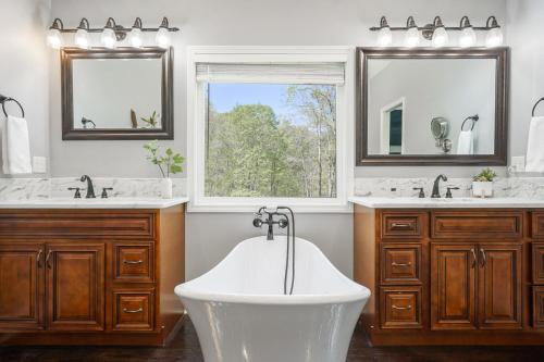 Bathroom sa Tranquility Paradise - STUNNING RIVER VIEWS GAME ROOM THEATRE ROOM FIRE PIT