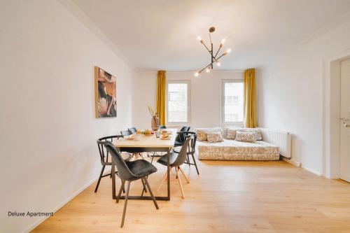 a dining room with a table and chairs and a couch at Stuttgart am Wasen Toplage 4Zi 80qm in Stuttgart