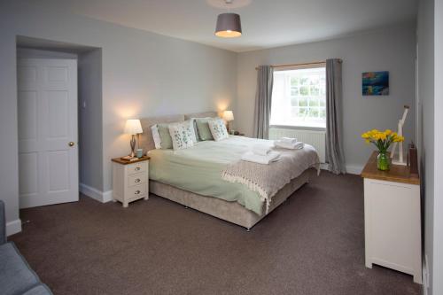 Un dormitorio con una cama grande y una ventana en The Clock Tower en Selkirk