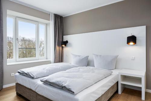 1 dormitorio con 1 cama blanca grande y ventana en Strandresidenzen Binz-Prora Strandresidenzen Binz-Prora D5 5, en Binz