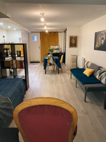 un salon avec un canapé et une table dans l'établissement maison avec 5 chambres et jardin à Malakoff, à Malakoff