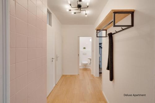 a hallway leading to a bathroom with a toilet at Stuttgart am Wasen Toplage 4Zi 80qm in Stuttgart