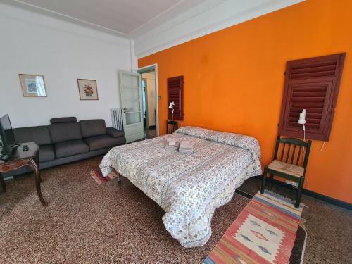 een woonkamer met een bed en een bank bij Verde Monte Di Portofino by PortofinoVacanze in Rapallo