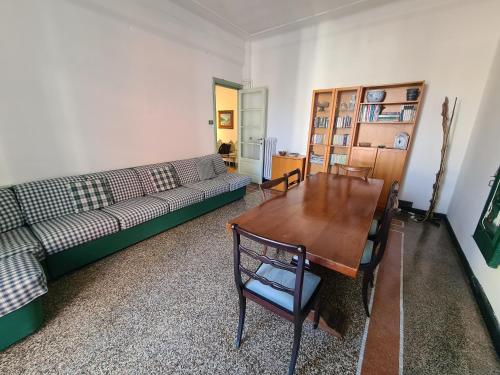 een woonkamer met een bank en een tafel bij Verde Monte Di Portofino by PortofinoVacanze in Rapallo