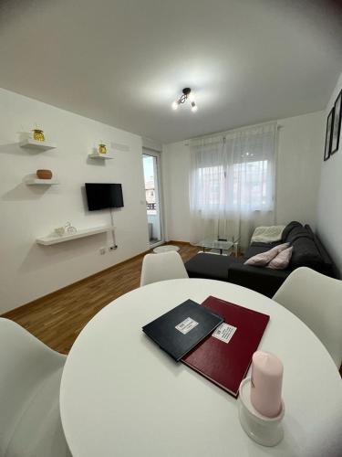 uma mesa branca e cadeiras numa sala de estar em Natalija Stan na dan em Banja Luka