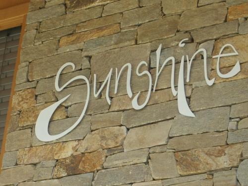 Chalet Sunshineに飾ってある許可証、賞状、看板またはその他の書類
