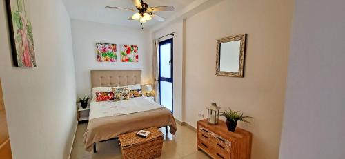 sypialnia z łóżkiem i wentylatorem sufitowym w obiekcie Vista Mar, Gran Tarajal w mieście Gran Tarajal