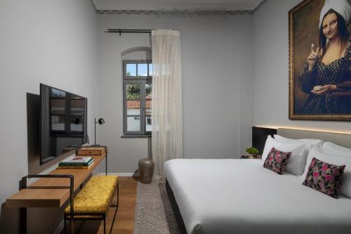 ein Hotelzimmer mit einem Bett, einem Tisch und einem Sofa in der Unterkunft Rephael House Boutique Hotel in Rischon LeZion
