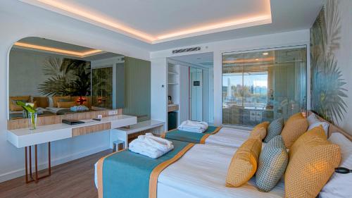 een slaapkamer met een groot bed en een groot raam bij SIDE STELLA ELİTE RESORT&SPA in Side