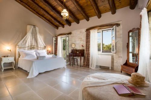 Un dormitorio con una cama y un escritorio en una habitación. en La Maison, en Velianitátika