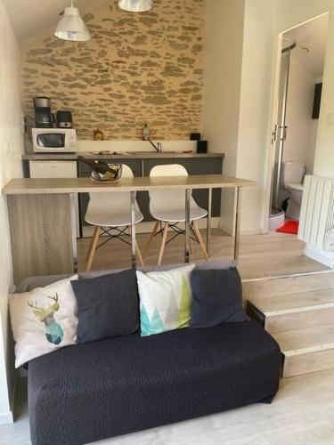 un salon avec un canapé et une table dans l'établissement Appartement avec Jardin, à Guérande