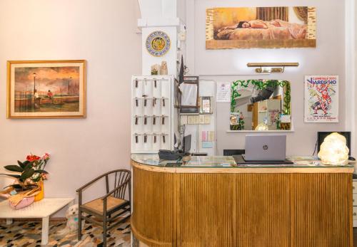 - une boutique avec un bureau et un ordinateur portable dans l'établissement Hotel Stella Del Mare, à Viareggio
