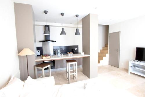 une cuisine et un salon avec une table et des chaises dans l'établissement Appartement confortable dans Cons-la-Grandville, terrasse, parking, à Cons-la-Grandville