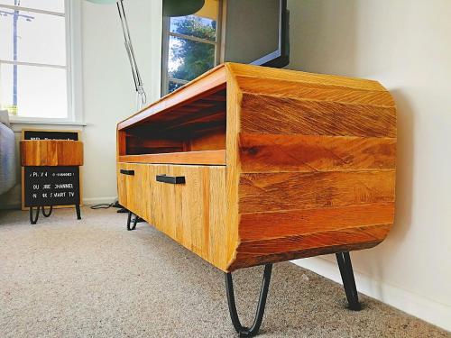uma cómoda de madeira sentada num quarto em Alta House em Auckland