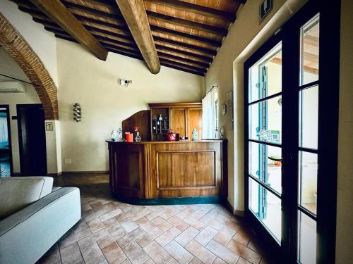 a living room with a kitchen with a counter at Il Casale di David in Pontedera