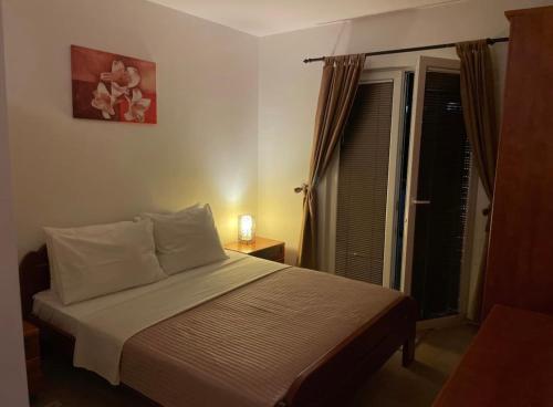 um quarto com uma cama e uma janela com em Irish Apartment Becici em Budva