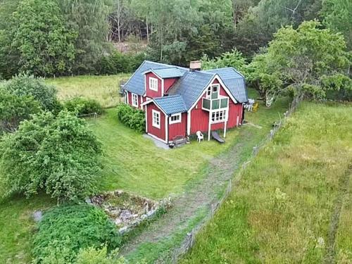 eine Luftansicht eines roten Hauses auf einem Feld in der Unterkunft 4 person holiday home in SÖLVESBORG-By Traum in Björkenäs