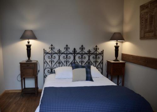 1 dormitorio con 1 cama azul y blanca y 2 lámparas en nuit romantique de retour de Chine, en Aubigny-sur-Nère
