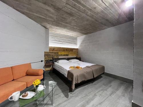 1 dormitorio con 1 cama y 1 sofá en NorDar en Garni